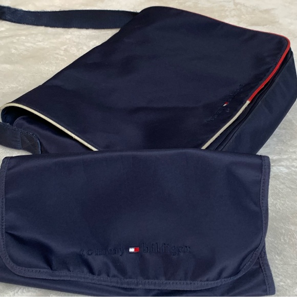 Tommy Hilfiger diaper with Changing Pad - Picture 2 of 13